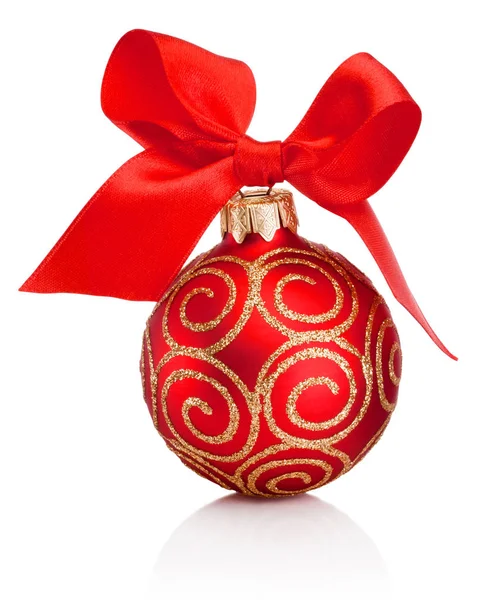 Boule de décoration de Noël rouge avec ruban arc isolé — Photo