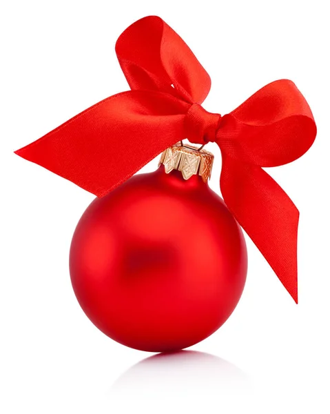 Natal bauble vermelho isolado com laço de fita no fundo branco — Fotografia de Stock