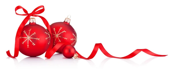 Boules de décoration de Noël rouge avec ruban arc isolé — Photo