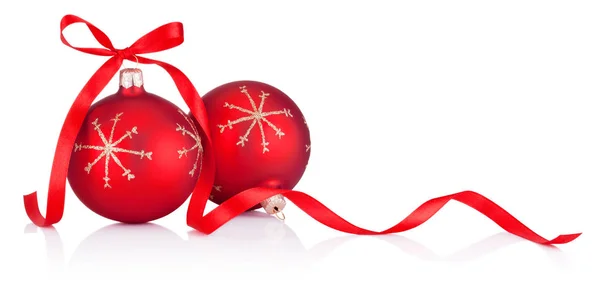 Duas bugigangas de decoração de Natal vermelho com arco de fita isolado — Fotografia de Stock