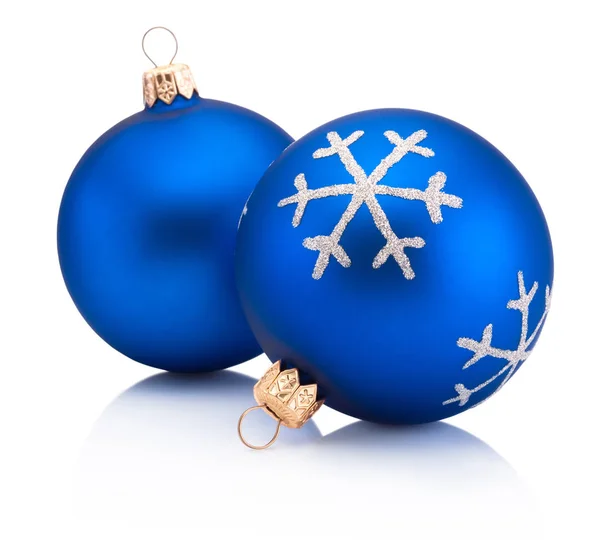 Zwei blaue Christbaumkugeln mit Schleife isoliert — Stockfoto