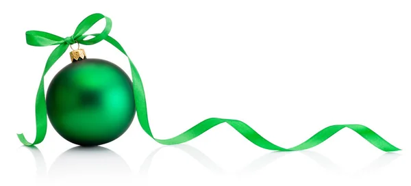 Bola verde navidad con lazo de cinta aislado en blanco —  Fotos de Stock