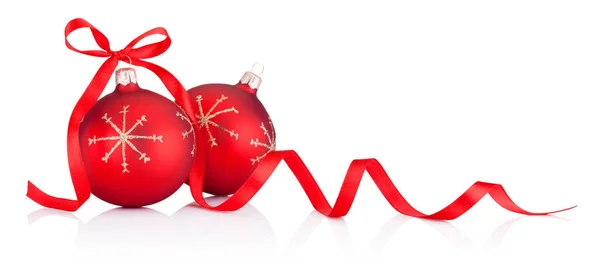 리본 활을 분리 한 두 개의 붉은 크리스마스 장식 바자회 — 스톡 사진