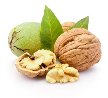 Çekirdek ve cevizin tamamı beyaz arkaplanda izole edilmiş.