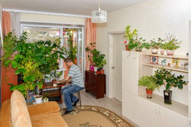 Yaşlı bir adam çiçek yetiştirmeyi sever.