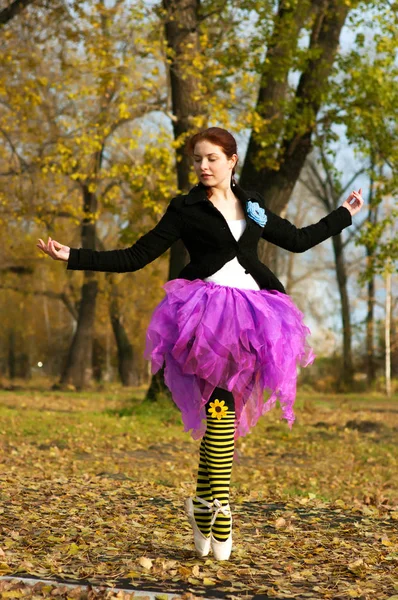 Танцовщица танцует осенью — стоковое фото