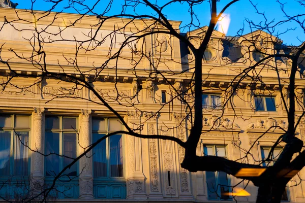 Sole che tramonta sull'edificio — Foto Stock