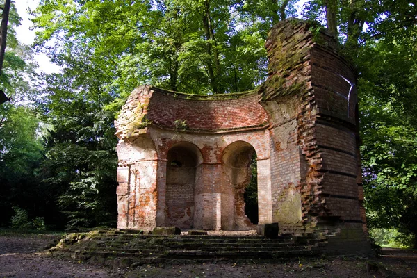 公園内の遺跡 — ストック写真