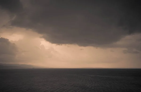 Stormy sky op Middellandse Zee in Kroatië — Stockfoto