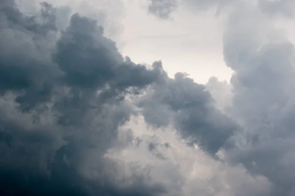 Nuvens tempestuosas no céu Imagens De Bancos De Imagens