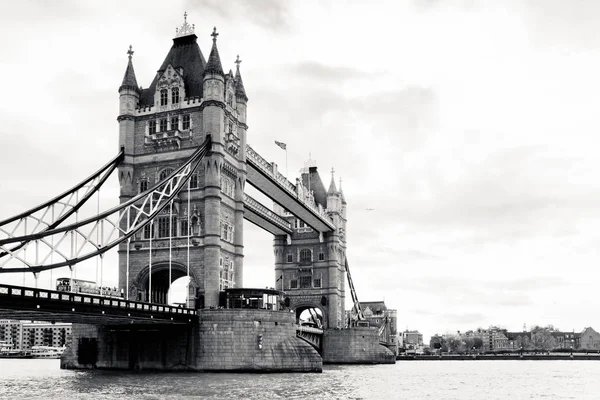 Uma vista em preto e branco da famosa Tower Bridge — Fotografia de Stock