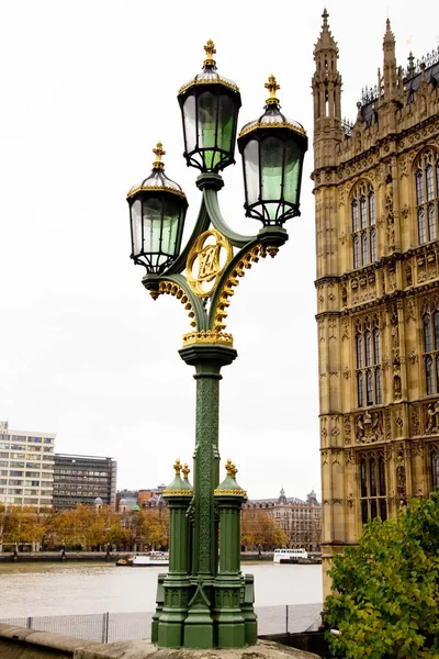 Lamp naast Parlementsgebouw — Stockfoto