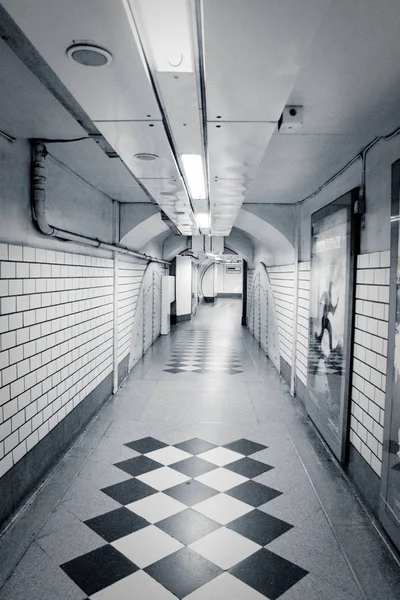 London underjordisk tunnel i tube station — Stockfoto
