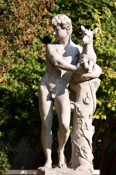 Статуя молодого человека — стоковое фото