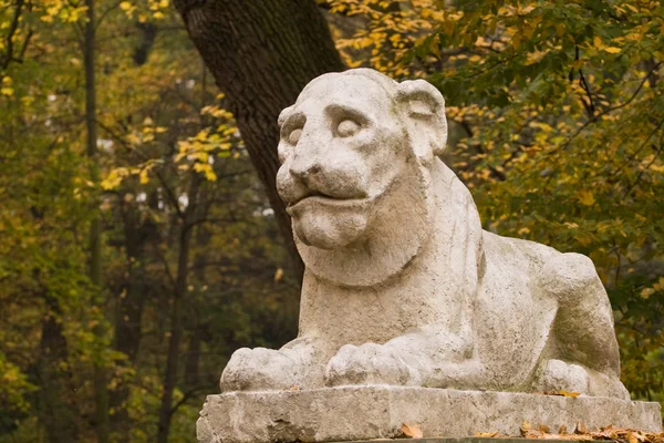 Socha lva ve Varšavě Lazienki park — Stock fotografie