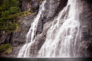lysefjorden Norveç'te banka şelale