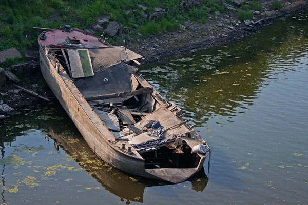 Boat wreck on Vistula river shore — Stock Photo, Image