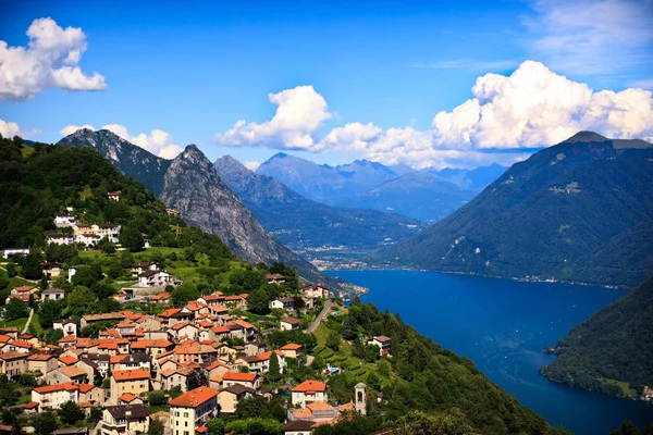 Місто Lugano поглядом Lugano озеро — стокове фото