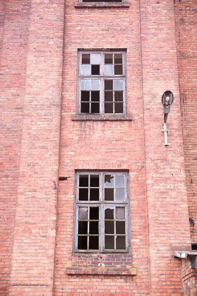 被遗弃的旧砖电厂在波兰 图库图片