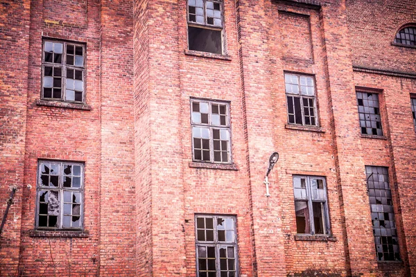 Verlaten oude bakstenen energiecentrale in Polen Stockfoto