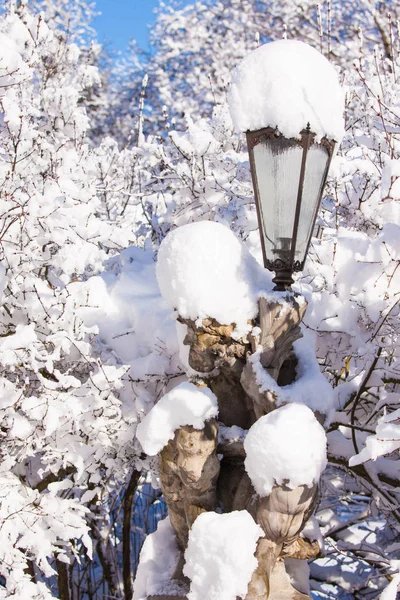 Satyr Statua Lampy Pokryte Śniegiem Warszawie Lazienki Park Ciężki Śnieg — Zdjęcie stockowe