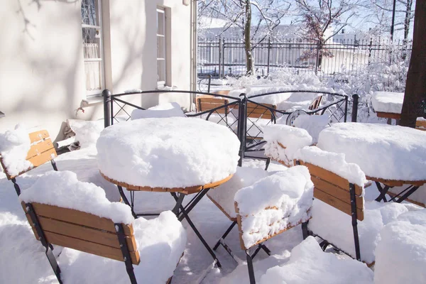 Tables Chaises Près Entrée Bâtiment Recouvert Une Épaisse Couche Neige Images De Stock Libres De Droits