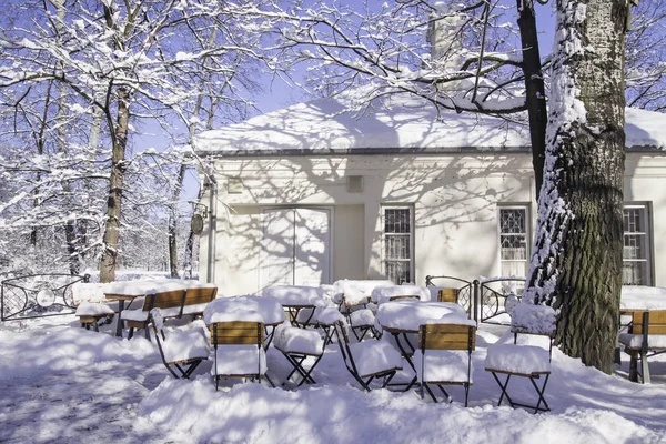 Mesas Cadeiras Perto Entrada Edifício Coberto Com Camada Pesada Neve Fotos De Bancos De Imagens Sem Royalties