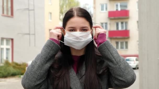Dişi Yüz Maskesini Dışarıya Koyuyor Dışarıda Kameraya Bakan Bir Kadın — Stok video