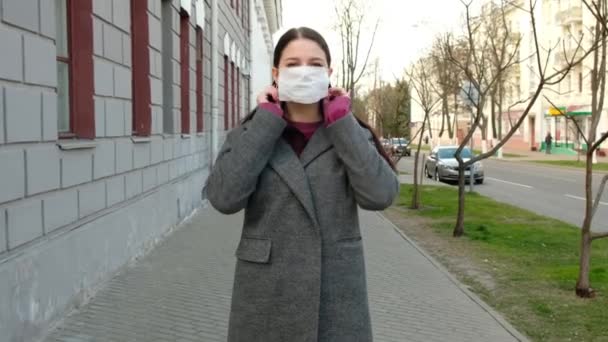 Kvinnliga Puts Ansiktsmask Utanför Kvinna Som Sätter Sig Ansiktsmask Utanför — Stockvideo
