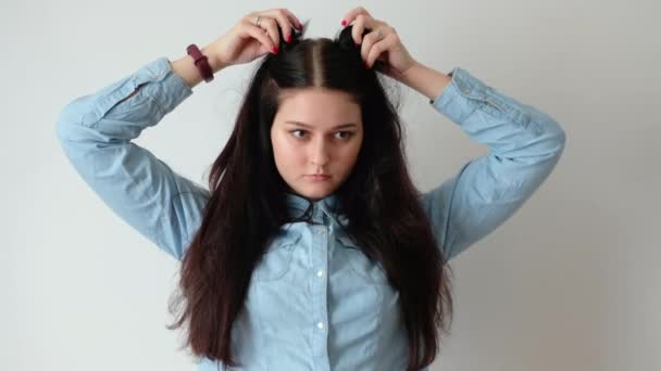 des images de gros plan d'une jeune femme souriante aux longs cheveux bruns flottant. joyeuse fille regardant la caméra, regardant la caméra et s'amusant autour .