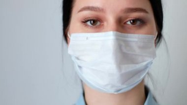 Beyaz tıbbi koruyucu maskeli doktor kadın hemşire, kameraya bakıyor, ne yazık ki beyaz arka planda, virüs hijyen konsepti covid-19, koronavirüs
