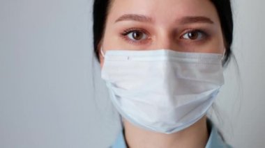 Beyaz tıbbi koruyucu maskeli doktor kadın hemşire, beyaz arka planda kameraya bakıyor, virüs hijyen konseptini karantinaya alıyor, covid-19, coronavirus