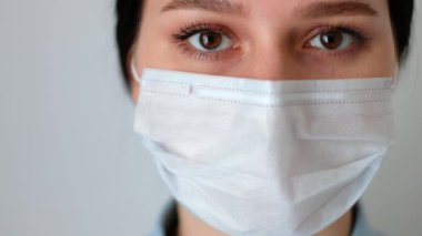 Beyaz tıbbi koruyucu maskeli doktor kadın hemşire, kameraya bakıyor, ne yazık ki beyaz arka planda, virüs hijyen konsepti covid-19, koronavirüs