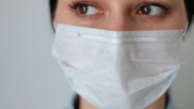 Beyaz tıbbi koruyucu maskeli doktor kadın hemşire, kameraya bakıyor, ne yazık ki beyaz arka planda, virüs hijyen konsepti covid-19, koronavirüs
