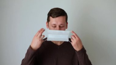 Beyaz adam Corona virüsünün önlenmesi için cerrahi maske takıyor ve koruyucu bir maske takıyor. Koruma maskesinde portre. Salgın hastalık. Karantina hijyen konsepti covid-19, koronavirüs