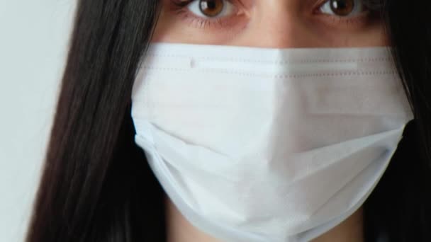머리에 보호용 마스크를 카메라를 여성의 코로나 바이러스 Coronavirus 위생학적 — 비디오