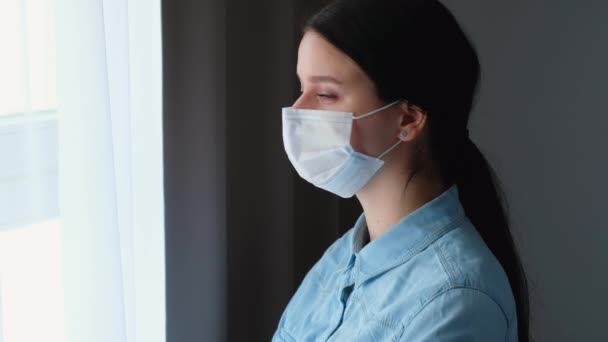 Close Médico Enfermeira Mulher Menina Máscara Protetora Médica Olha Para — Vídeo de Stock