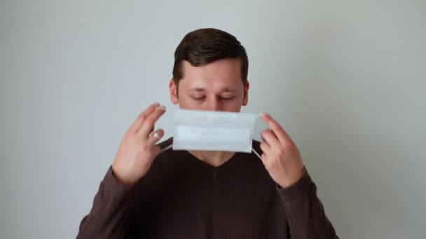 Καυκάσιος Που Φοράει Χειρουργική Μάσκα Για Την Πρόληψη Του Ιού — Αρχείο Βίντεο