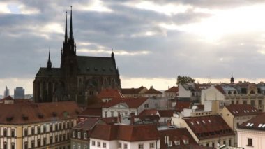 şehir şehir üzerinde bulutlu gökyüzü 