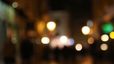Her gece şehir Caddesi'nde yürürken insanlar