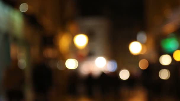 Mensen lopen op straat bij nachtelijke stad — Stockvideo