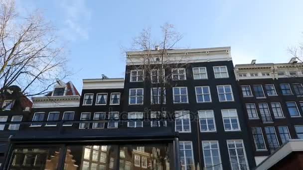 Csatornára néző régi flamand házak — Stock videók