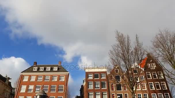 Θέα από το κανάλι στους δρόμους του Άμστερνταμ — Αρχείο Βίντεο