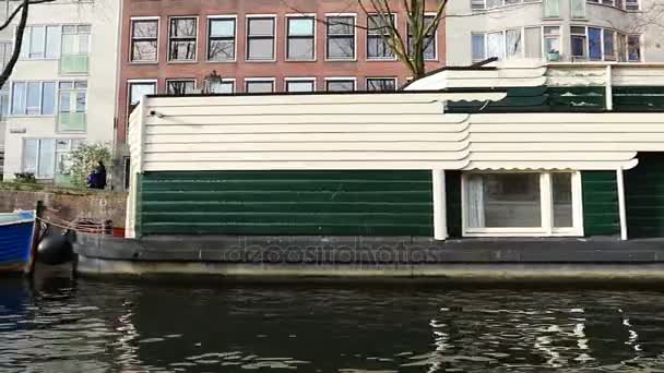 Uitzicht vanaf kanaal naar de straten van Amsterdam — Stockvideo