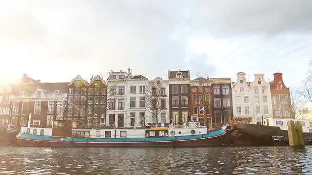 Vista desde el canal a las calles de Amsterdam — Vídeos de Stock