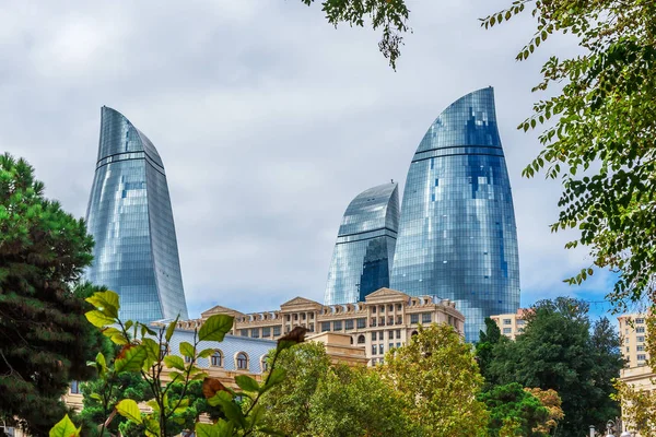 Torres de llamas en el paisaje urbano — Foto de Stock