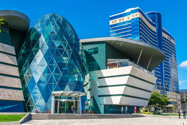 Moderno edificio de oficinas en Bakú — Foto de Stock