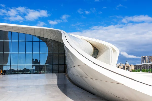 Музей Центра Гейдара Алиева в Баку, Азербайджан — стоковое фото
