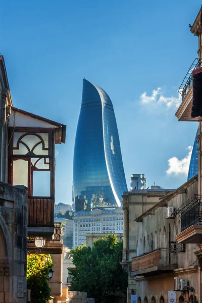 Torres de llamas en el paisaje urbano — Foto de Stock