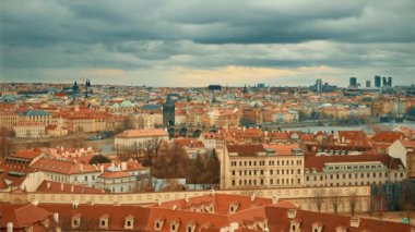 Charles Köprüsü ile Prag Cityscape